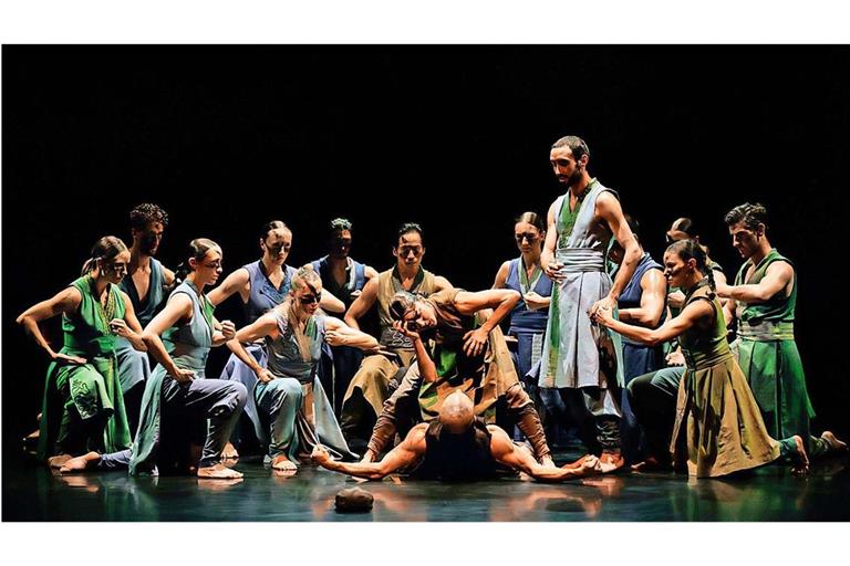 Ritual von archaischer Wucht: Gauthier Dance eröffnet das Colours-Festival mit Akram Khans neuer Produktion „Turning of Bones“.