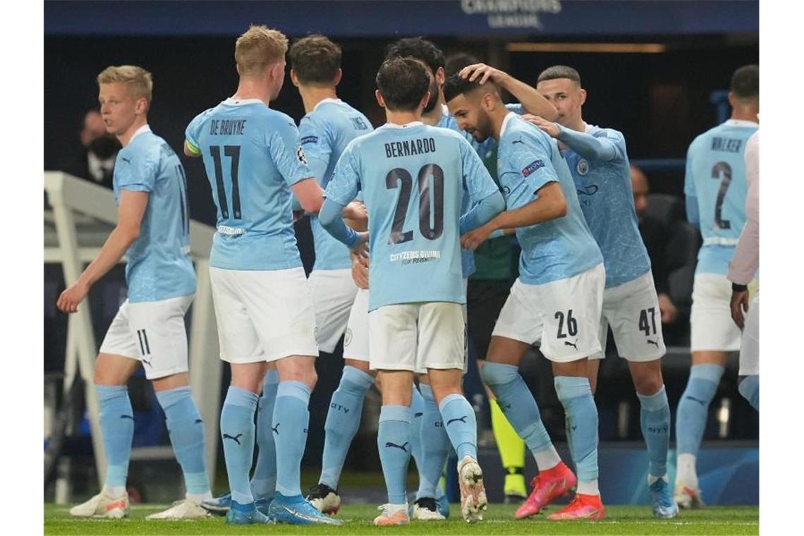 Riyad Mahrez (26) von Manchester City feiert mit seinen Mannschaftskameraden nach seinem Treffer zum 2:1 gegen Paris Saint-Germain. Foto: Julien Poupert/PA Wire/dpa