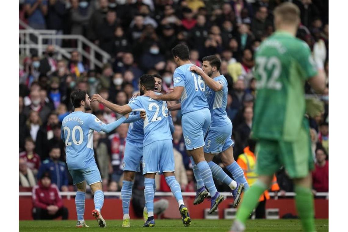 2:1 beim FC Arsenal: City zieht dank spätem Siegtor davon Riyad Mahrez (hinten,M) feiert mit seinen Mannschaftskameraden, nachdem er per Elfmeter das 1:0 erzielt hat. Foto: Matt Dunham/AP/dpa