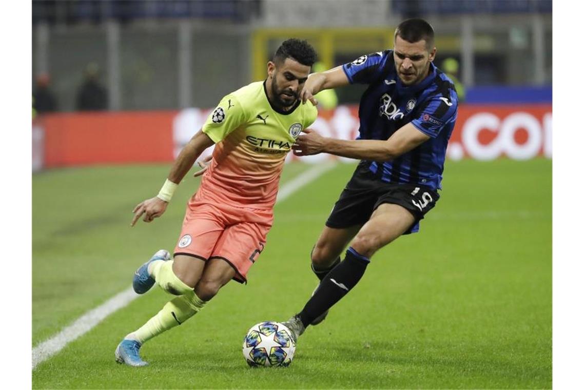 Tuchel-Club PSG und Juventus erreichen Achtelfinale Riyad Mahrez (l) von Manchester City in Aktion gegen Berat Djimsiti von Atalanta Bergamo. Foto: Luca Bruno/AP/dpa