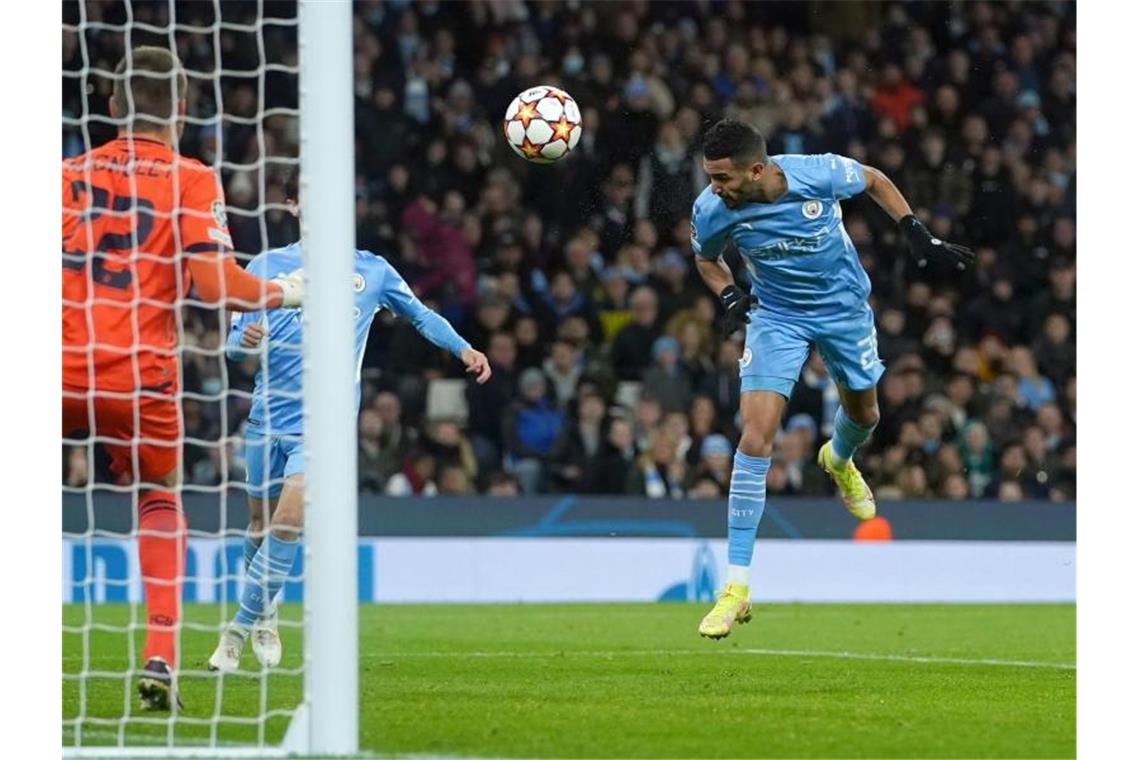Riyad Mahrez (r) köpfte bei Sieg von Manchester City gegen den FC Brügge das 2:1. Foto: Martin Rickett/PA Wire/dpa