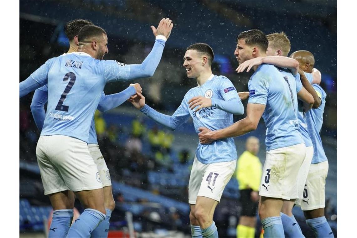 Riyad Mahrez von Manchester City feiert mit seinen Teamkollegen das 2:0 gegen Paris Saint-Germain. Foto: Dave Thompson/AP/dpa