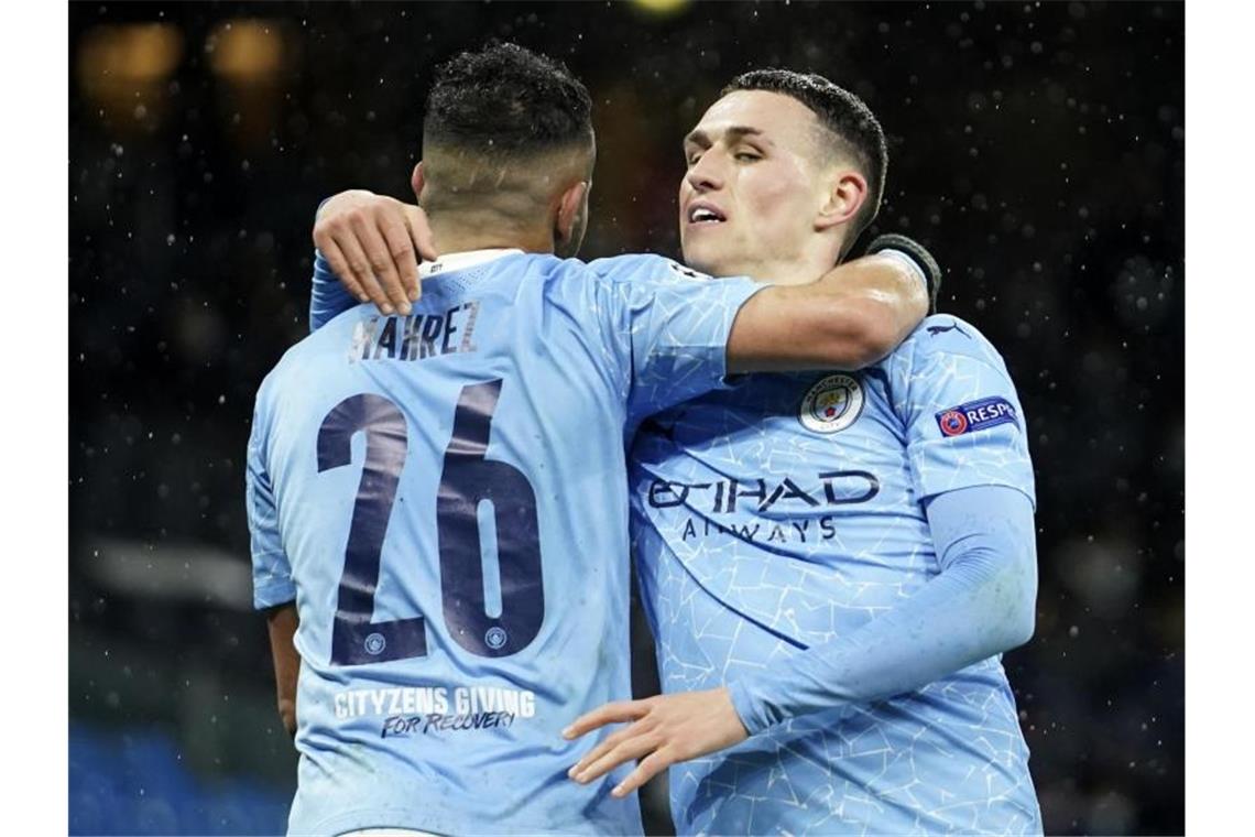 Riyad Mahrez(l) von Manchester City feiert mit seinem Teamkollegen Phil Foden. Foto: Dave Thompson/AP/dpa