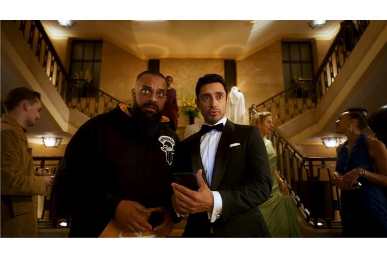 Riz Ahmed (r) will als Shah Latif der nächste James Bond werden. Guz Khan (l) spielt seinen Cousin Zulfi, der einen Taxiservice gründen will.