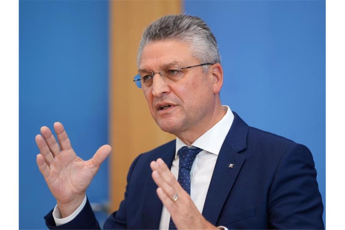 RKI-Chef Lothar Wieler äußert sich in einer Pressekonferenz u.a. zu Auffrischungs-Impfungen. Foto: Kay Nietfeld/dpa