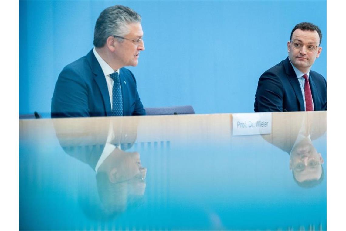 Corona-Zahlen steigen - RKI sieht mehr Ausbrüche in Kitas RKI-Chef Wieler (l, mit Gesundheitsminister Spahn): „Diese dritte Welle müssen wir gemeinsam so flach halten wie möglich.“. Foto: Kay Nietfeld/dpa