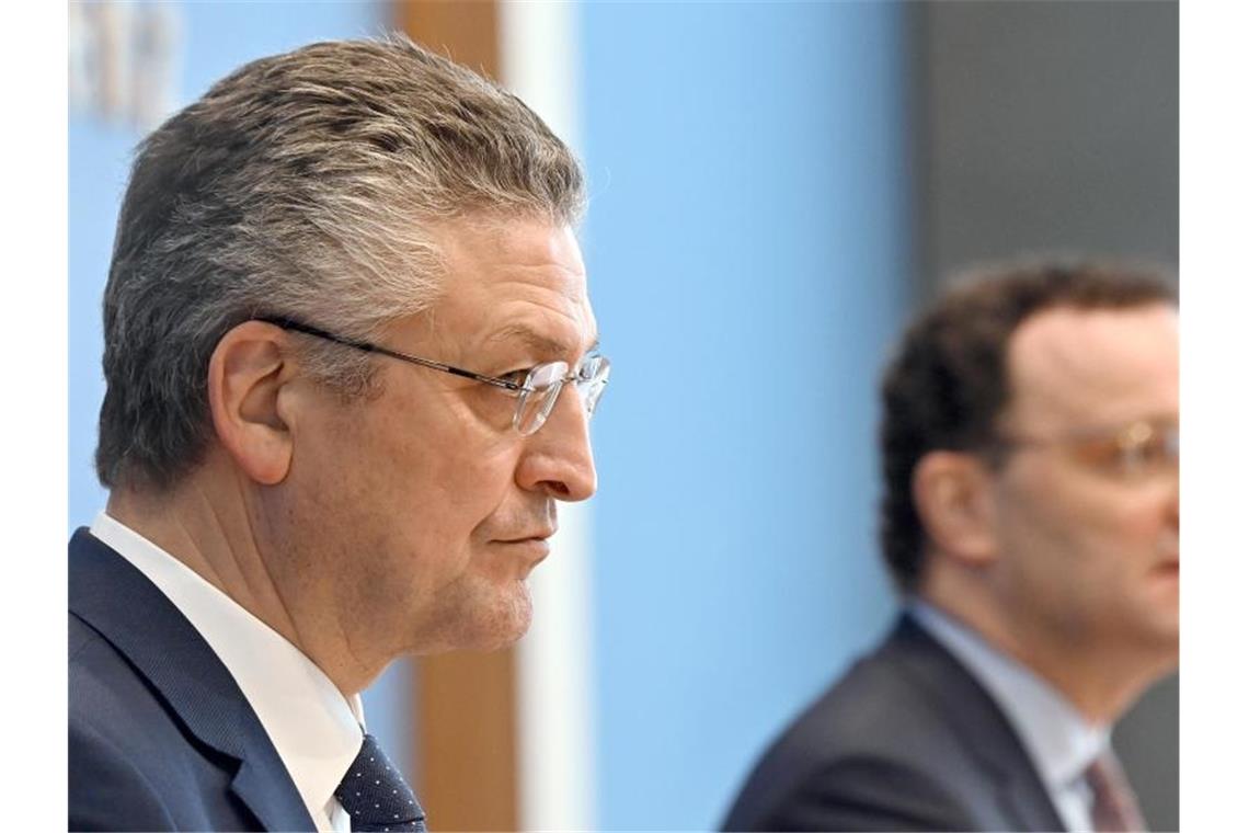 RKI: Ausbreitung ansteckenderer Corona-Mutanten verlangsamen RKI-Lothar Wieler und Bundesgesundheitsminister Jens Spahn bei einer der inzwischen klassischen Pressekonferenz zur aktuellen Situation in der Corona-Pandemie. Foto: Tobias Schwarz/AFP/POOL/dpa