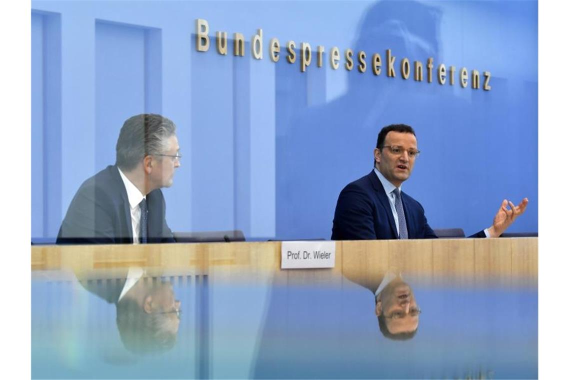 RKI-Präsident Lothar H. Wieler (l) und Gesundheitsminister Jens Spahn während der Pressekonferenz in Berlin. Foto: John Macdougall/AFP-Pool/dpa