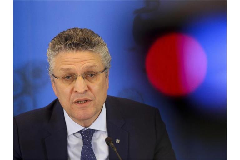 RKI-Präsident Lothar Wieler berichtet von rund 2,4 Millionen Corona-Labortests in Deutschland. Foto: Markus Schreiber/AP Pool/dpa