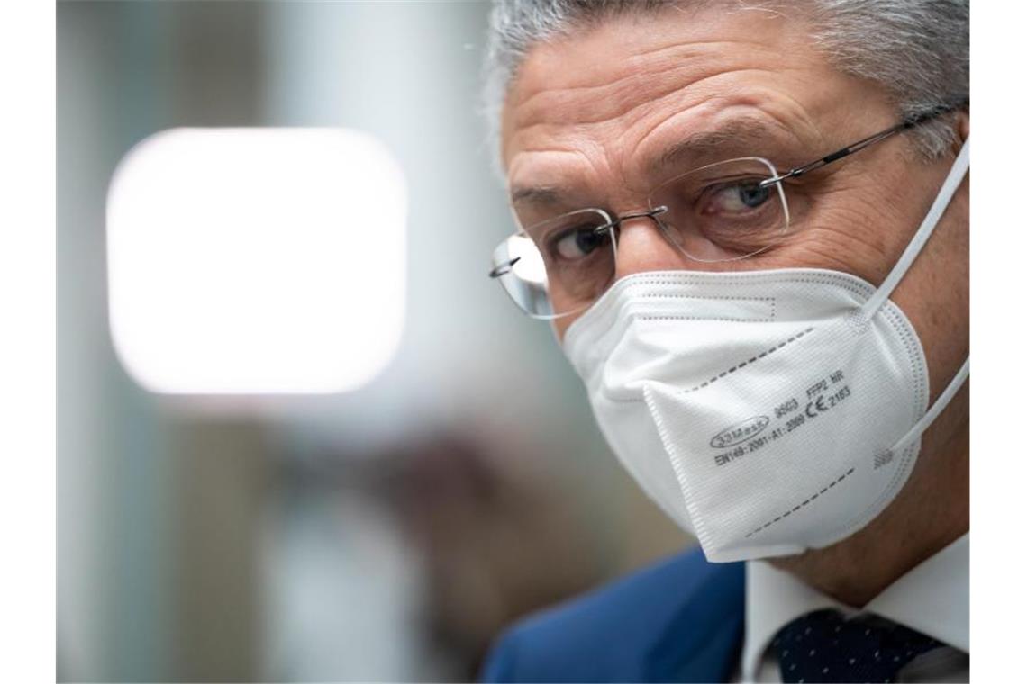 RKI: Hohes Risiko für zweifach Geimpfte wegen Omikron RKI-Präsident Lothar Wieler. Foto: Bernd von Jutrczenka/dpa