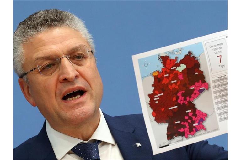 RKI-Präsident Lothar Wieler mit den neuesten Corona-Zahlen: „Wir müssen alles tun, um diese Dynamik zu brechen“. Foto: Wolfgang Kumm/dpa