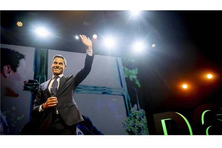 Rob Jetten, Chef der sozialliberalen Partei D66 hat nach ersten Prognosen die Wahl in den Niederlanden knapp gewonnen. Damit ist er wahrscheinlich der nächste Premier in Den Haag.