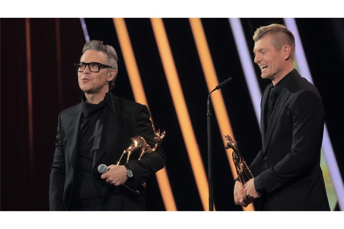 Superstars, Glanz und berührende Momente bei "Bambi"-Gala Robbie Williams überreichte Toni Kroos den "Bambi", nachdem er bereits selbst einen erhalten hat.