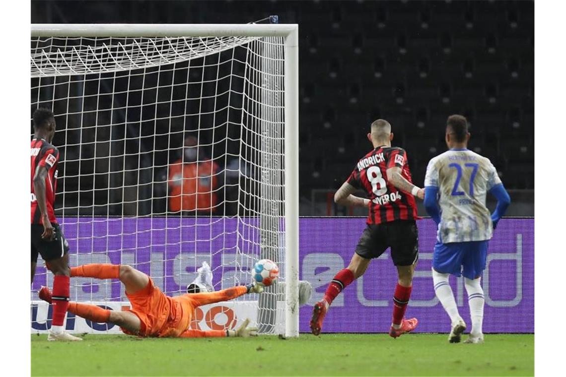 „Sau ärgerlich“: Hertha verschenkt Punkte gegen Leverkusen Robert Andrich (2.v.r) rettete Leverkusen gegen die Hertha einen späten Punkt. Foto: Andreas Gora/dpa