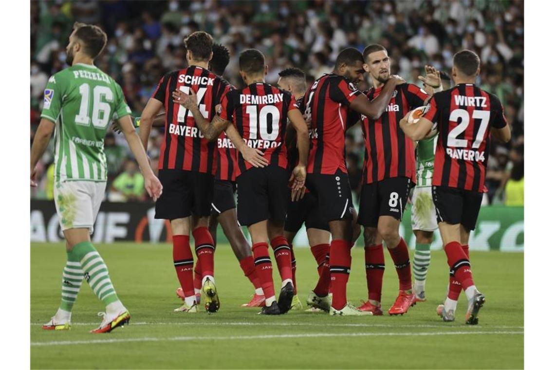 „Sehr gute Reaktion“: Leverkusen vor Derby wieder gefestigt Robert Andrich (2.v.r) sorgte für gute Leverkusener Stimmung in Sevilla. Foto: Jose Luis Contreras/AP/dpa