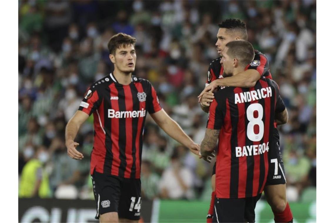 Robert Andrich (r) rettete Leverkusen letztlich noch einen Punkt in Sevilla. Foto: Jose Luis Contreras/AP/dpa
