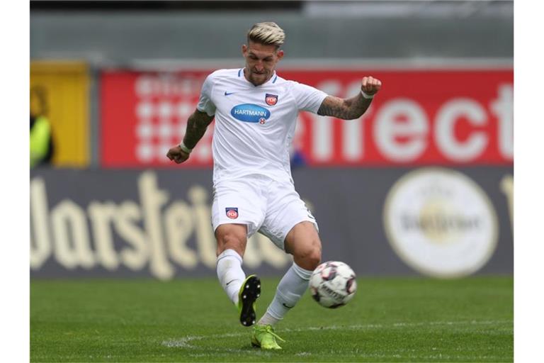 Robert Andrich spielt den Ball. Foto: Friso Gentsch/Archivbild