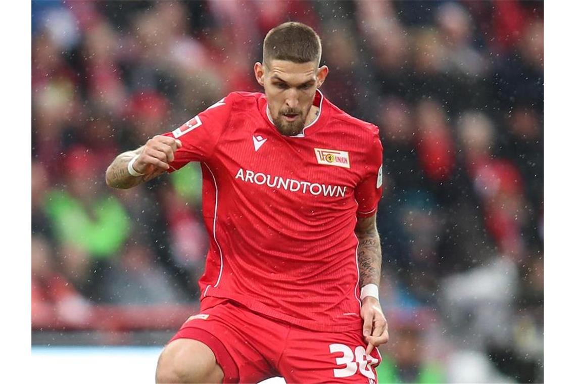 Robert Andrich von Union Berlin spielt den Ball. Foto: Andreas Gora/dpa/Archivbild