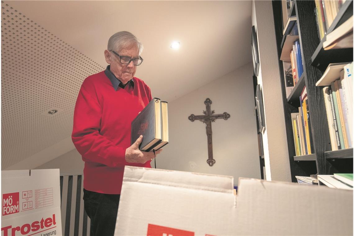 Weniger Treppen, aber noch viele Posten Robert Antretter ist ein unermüdlicher Kämpfer für die Würde des Menschen. Derzeit kämpft der Mann mit den vielen Posten aber auf einem ganz anderen Feld – er steckt mitten im Umzug und ringt bei vielen Dingen mit sich, was in die Umzugkartons darf und was nicht. Foto: A. Becher