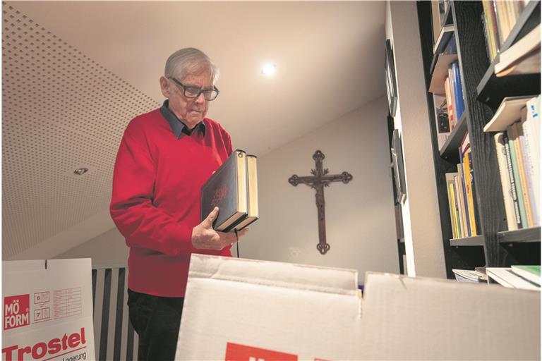 Robert Antretter ist ein unermüdlicher Kämpfer für die Würde des Menschen. Derzeit kämpft der Mann mit den vielen Posten aber auf einem ganz anderen Feld – er steckt mitten im Umzug und ringt bei vielen Dingen mit sich, was in die Umzugkartons darf und was nicht. Foto: A. Becher
