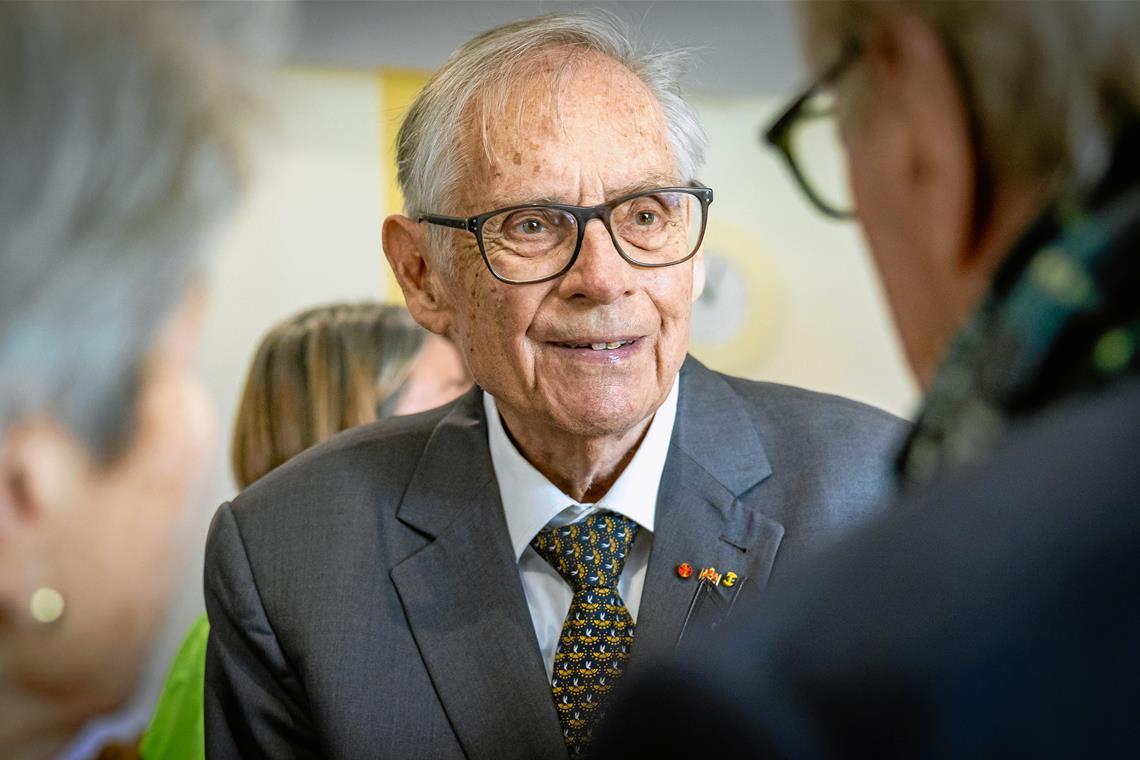 Die Würde des Menschen ist sein Maßstab Robert Antretter nimmt im Hospizhaus in Backnang die Glückwünsche zahlreicher Weggefährten entgegen. Foto: Alexander Becher
