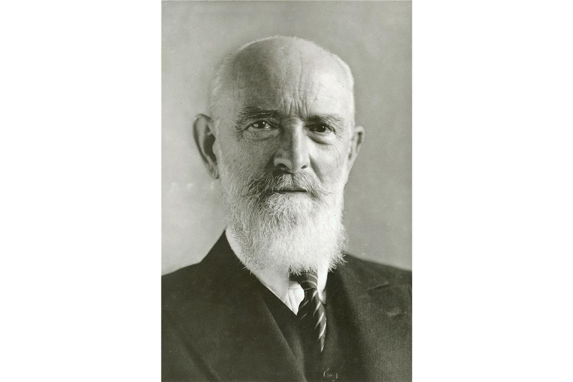 Robert Bosch gründet 1886 im Stuttgarter Westen die Werkstätte für Feinmechanik und Elektrotechnik. Indem er auf die noch junge Elektrotechnik setzt, etabliert er sein Unternehmen. Mit der magnetelektrischen Zündung – einem Zündsystem für Kraftfahrzeuge – schafft Bosch den Durchbruch zum weltweit agierenden Unternehmer.