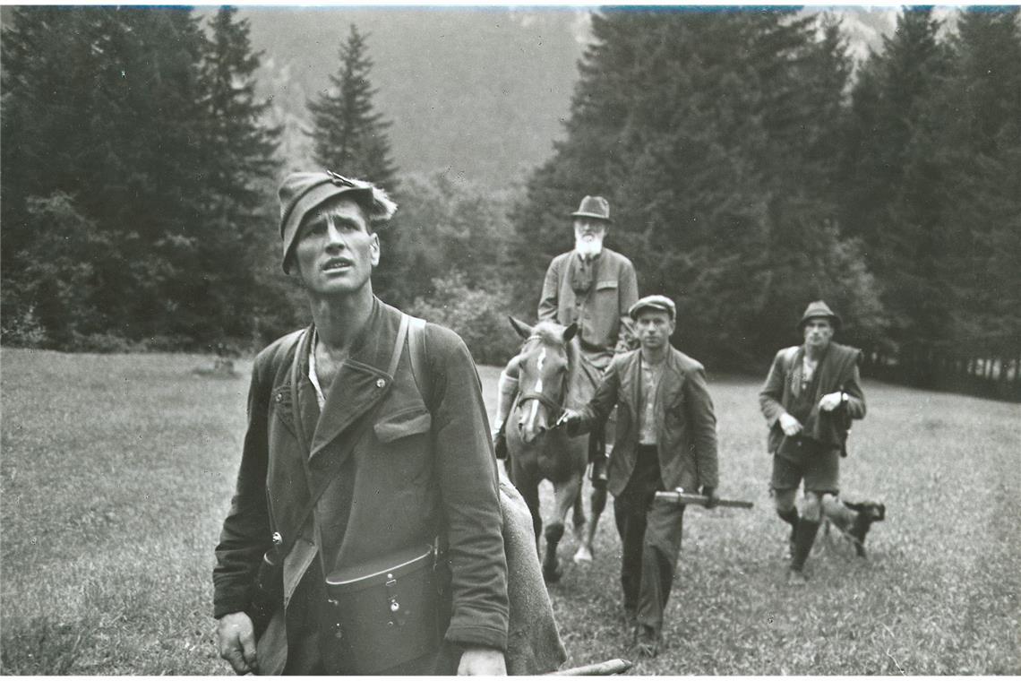 Robert Boschs Horizont endet nicht an der Werkbank. Er pflegt einen alternativen Lebensstil, neigt der Homöopathie zu, trägt gerne Wollkleidung. Das Bild zeigt ihn bei der Jagd in Pfronten im Jahr 1941.