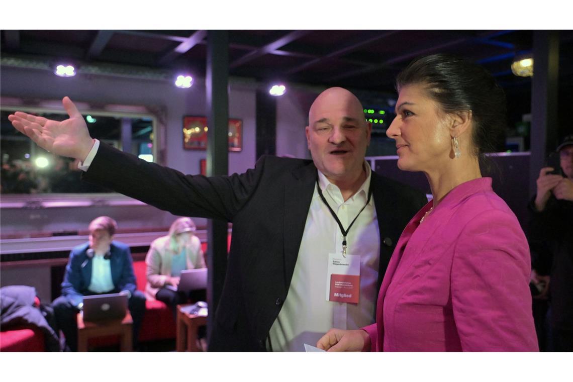 Weg frei für Koalition von SPD und BSW in Brandenburg Robert Crumbach (BSW, l.), Fraktionsvorsitzender in Brandenburg, und Sahra Wagenknecht, Gründerin des BSW, beim Parteitag des BSW Brandenburg.