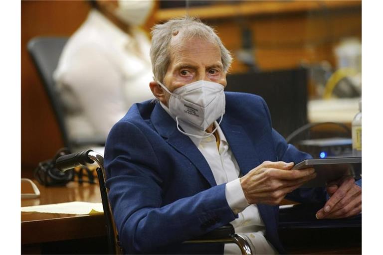 Robert Durst hört im Gerichtssaal den Eröffnungsplädoyers der Anwälte zu. Im Mordprozess gegen ihn hat der New Yorker Millionär am Montag in eigener Sache ausgesagt. Foto: Al Seib/Pool Los Angeles Times/AP/dpa