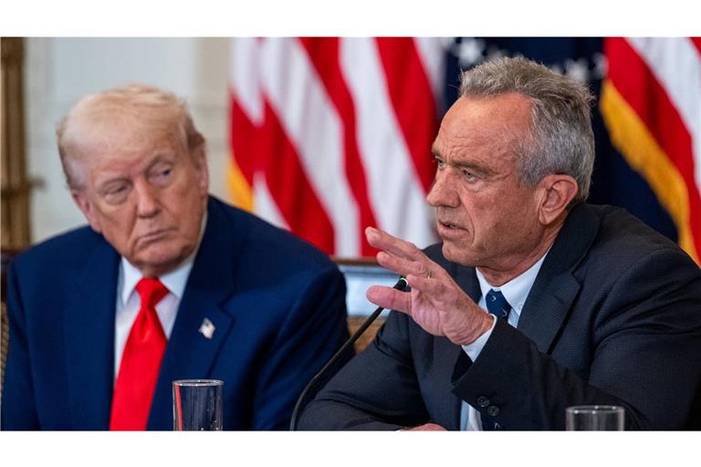 Robert F. Kennedy (rechts) war von Donald Trump in die US-Regierung als Gesundheitsminister berufen worden.