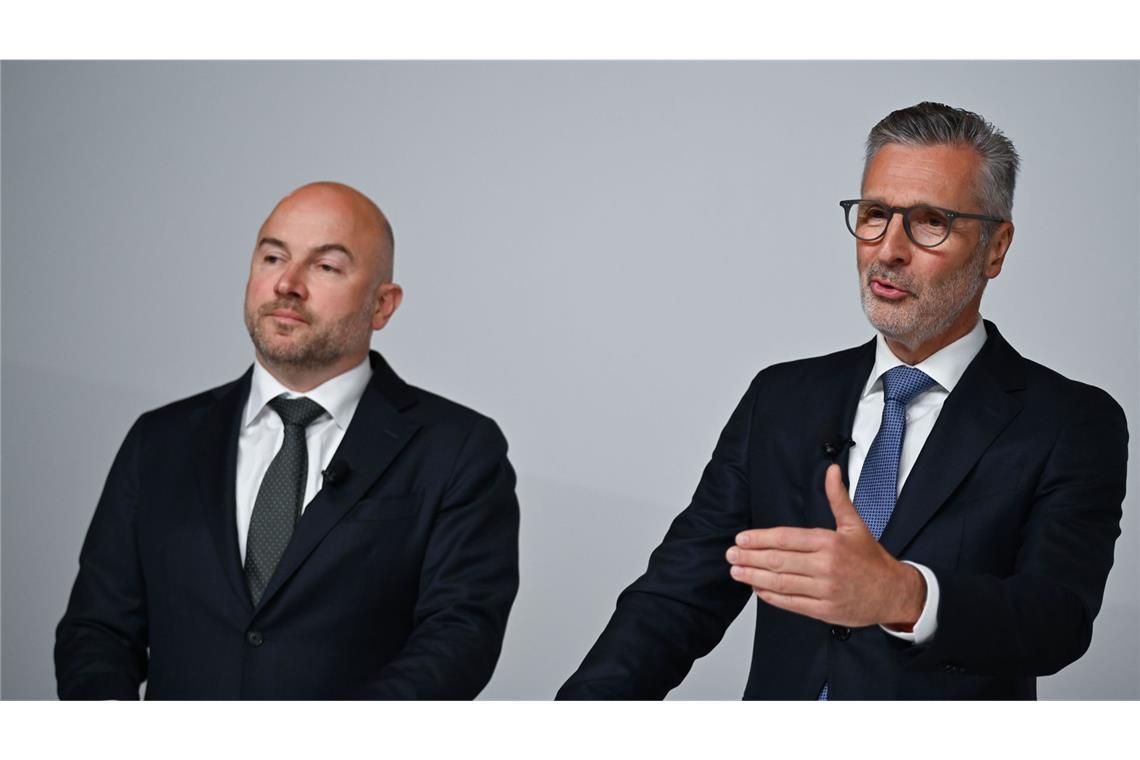 Robert Friedmann (rechts), Sprecher der Konzernführung der Würth-Gruppe, und Ralf Schaich, Mitglied der Konzernführung der Würth-Gruppe, erläutern im Rahmen der Bilanz Pressekonferenz die Geschäftszahlen des vergangenen Jahres.