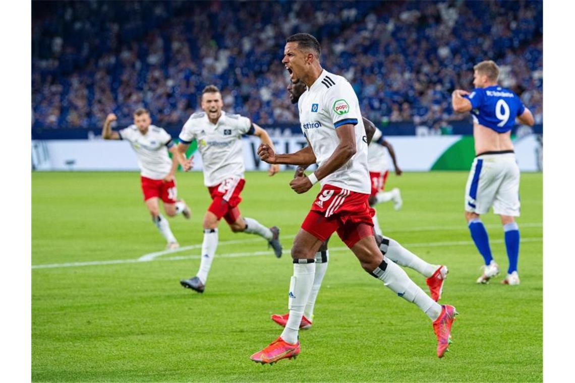 Robert Glatzel (M) drehte mit seinem Tor den Zweitliga-Auftakt auf Schalke zu Gunsten des HSV. Foto: Guido Kirchner/dpa