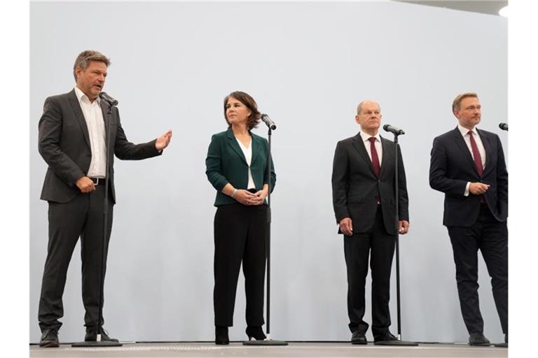 Robert Habeck, Annalena Baerbock, Olaf Scholz und Christian Lindner wollen zusammen regieren. Foto: Kay Nietfeld/dpa