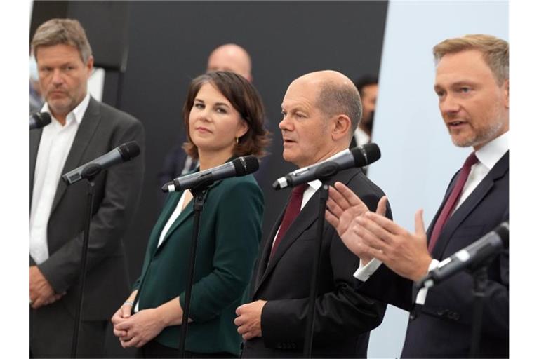 Robert Habeck, Annalena Baerbock, Olaf Scholz und Christian Lindner: Wird der Koalitionsvertrag am Mittwoch vorgelegt?. Foto: Kay Nietfeld/dpa