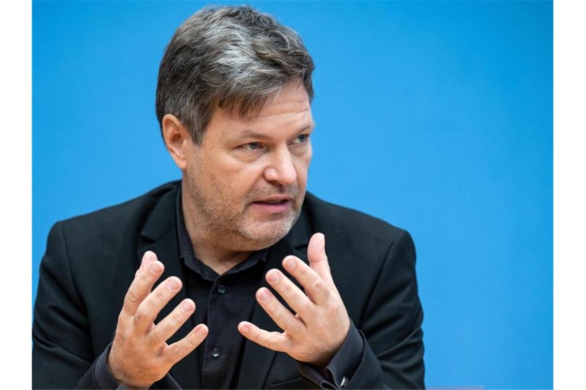 Robert Habeck, (Bündnis 90/Die Grünen) designierter Bundesminister Wirtschaft und Klimaschutz, spricht in der Bundespressekonferenz. Foto: Bernd Von Jutrczenka/dpa