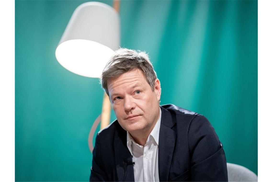 Politischer Aschermittwoch: Krise im Nacken, Wahlen im Blick Robert Habeck, Bundesvorsitzender von Bündnis 90/Die Grünen, nimmt am digitalen Politischen Aschermittwoch seiner Partei in der Heinrich-Böll-Stiftung teil. Foto: Kay Nietfeld/dpa