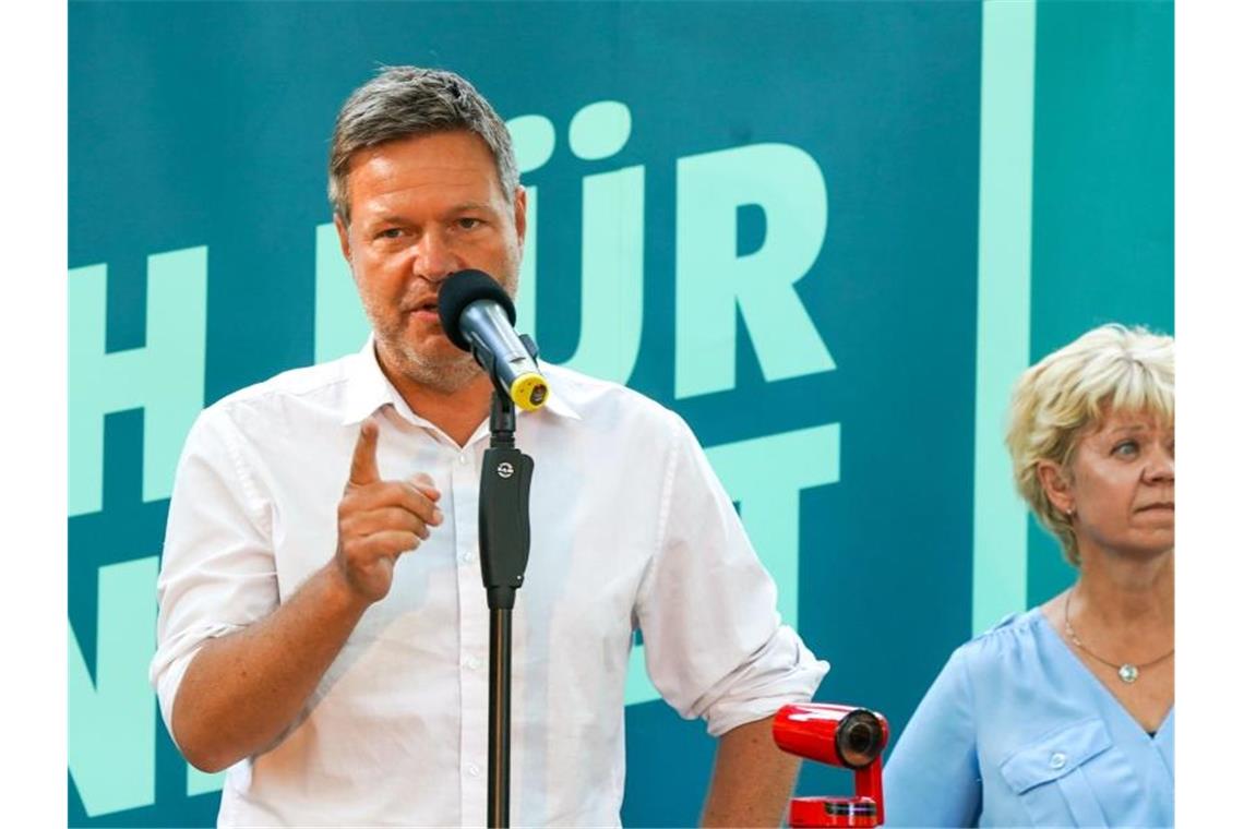 Parteien kämpfen um Unentschlossene in Sachsen-Anhalt Robert Habeck, Bundesvorsitzender von Bündnis 90/Die Grünen, spricht neben Cornelia Lüddemann, Spitzenkandidatin der Grünen in Sachsen-Anhalt, auf der Abschlussveranstaltung der Grünen im Rahmen der Landtagswahl 2021. Foto: Peter Endig/dpa-Zentralbild/dpa