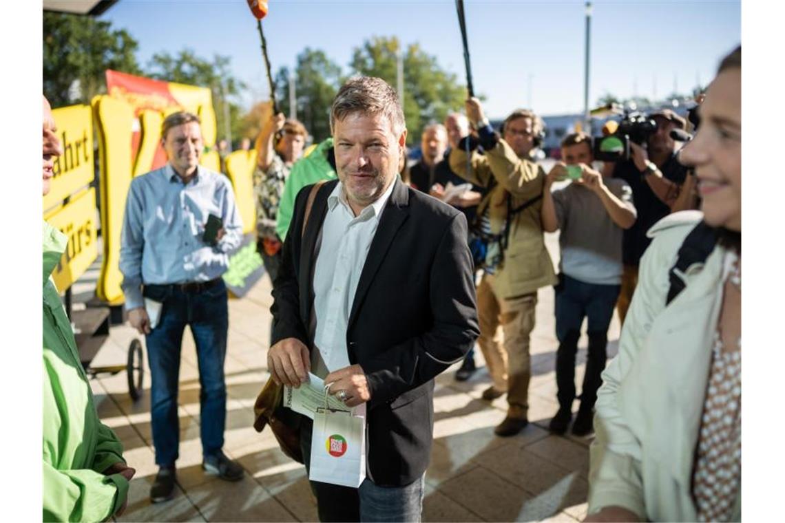 SPD, Grüne und FDP gehen nächsten Schritt Robert Habeck, Bundesvorsitzender von Bündnis 90/Die Grünen, auf dem Weg zu den Sondierungsgesprächen. Foto: Michael Kappeler/dpa