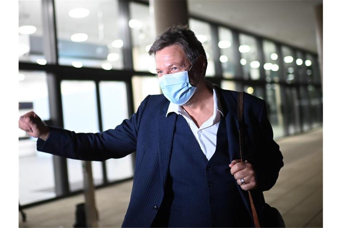 Infektionsschutzgesetz: Habeck kündigt Nachschärfung an Robert Habeck (Grüne), verlässt den Tagungsort nach dem Auftakt der Koalitionsverhandlungen. Foto: Britta Pedersen/dpa-Zentralbild/dpa
