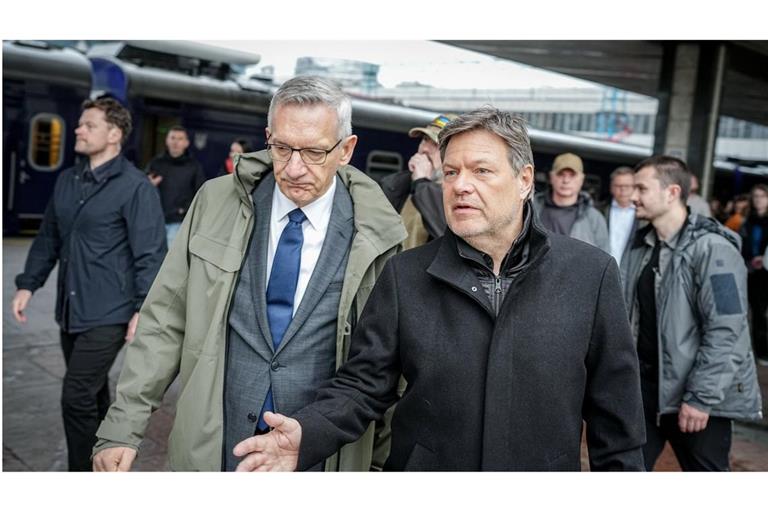 Robert Habeck (Grünen) wird im Bahnhof von Kiew vom deutschen Botschafter in der Ukraine, Martin Jäger, empfangen.