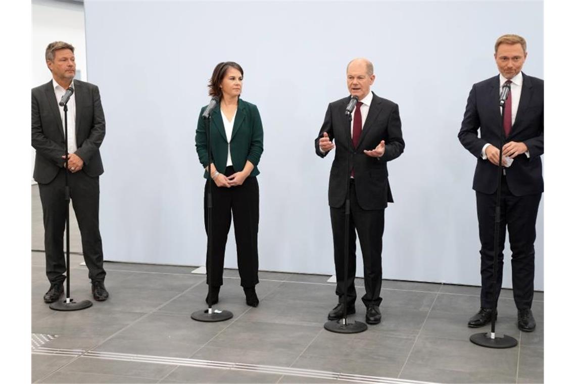 SPD, Grüne und FDP steuern auf Koalitionsverhandlungen zu Robert Habeck (l-r), Annalena Baerbock, Olaf Scholz und Christian Lindner geben nach den Sondierungsgesprächen ein Statement ab. Foto: Kay Nietfeld/dpa