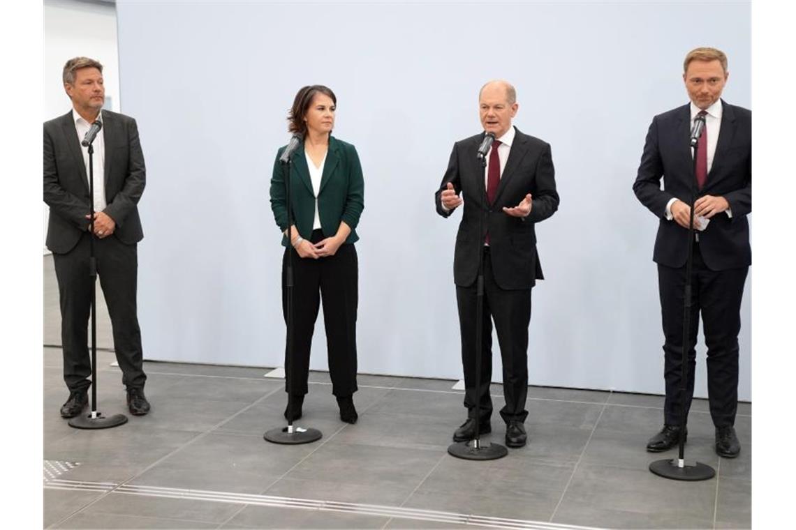 Robert Habeck (l-r), Annalena Baerbock, Olaf Scholz und Christian Lindner geben nach den Sondierungsgesprächen ein Statement ab. Foto: Kay Nietfeld/dpa