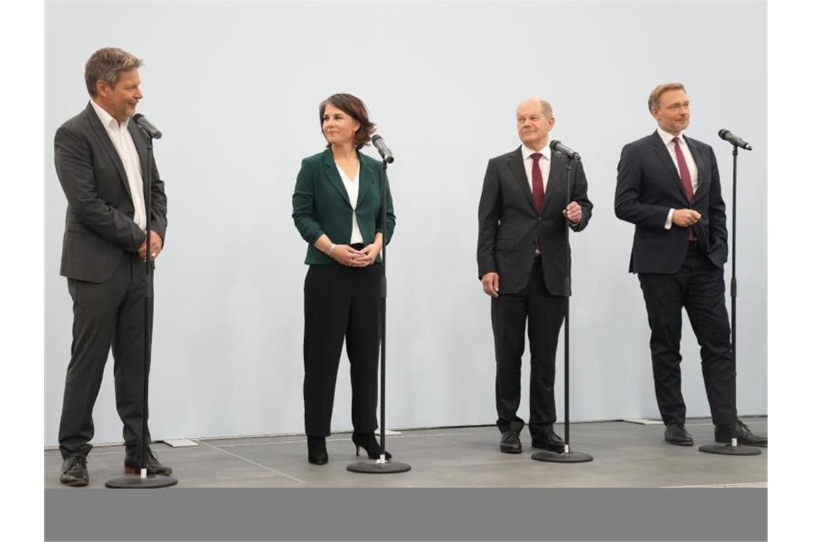 Robert Habeck (l-r), Annalena Baerbock, Olaf Scholz und Christian Lindner auf der Pressekonferenz nach den Sondierungsgesprächen. Foto: Kay Nietfeld/dpa