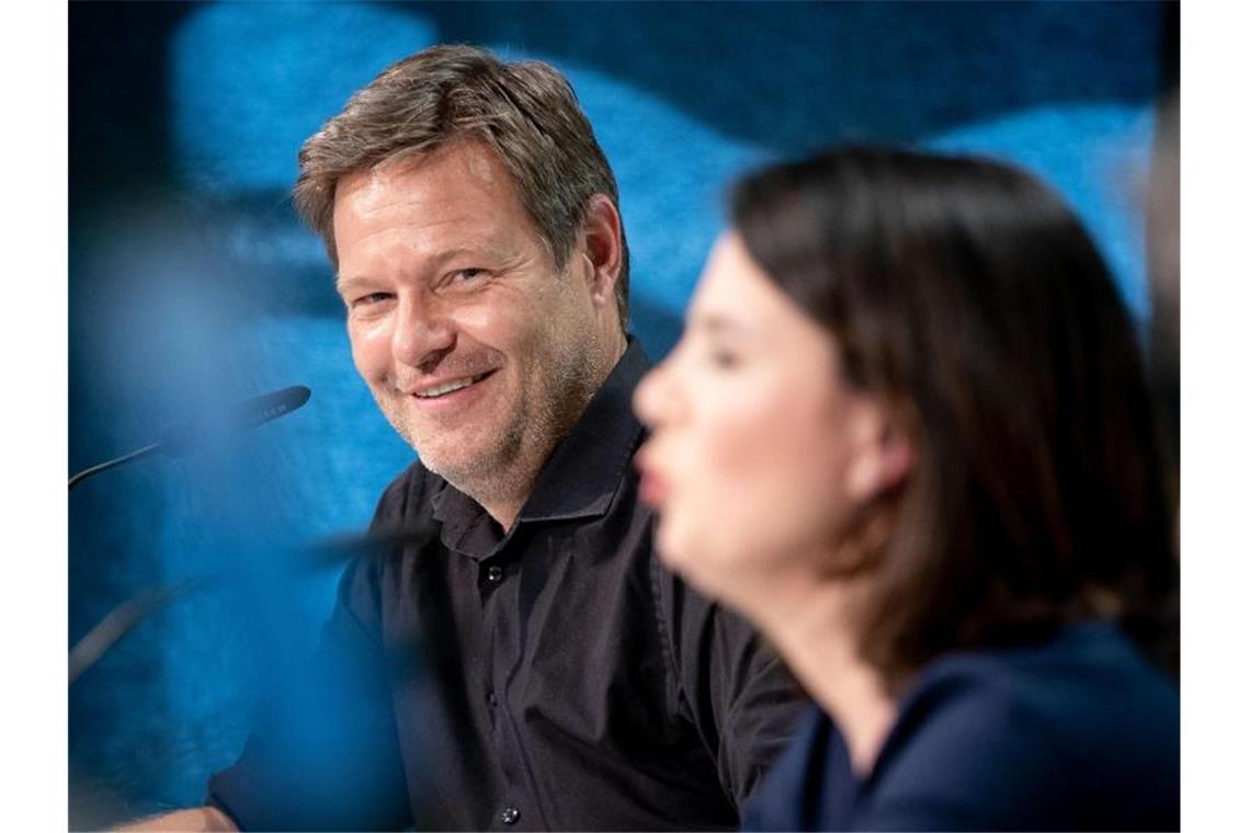 Grüne präsentieren Entwurf für neues Grundsatzprogramm Robert Habeck (L) und Annalena Baerbock bei der Präsentation des ersten Entwurfs zum neuen Grundsatzprogramm von Bündnis 90/Die Grünen. Foto: Kay Nietfeld/dpa