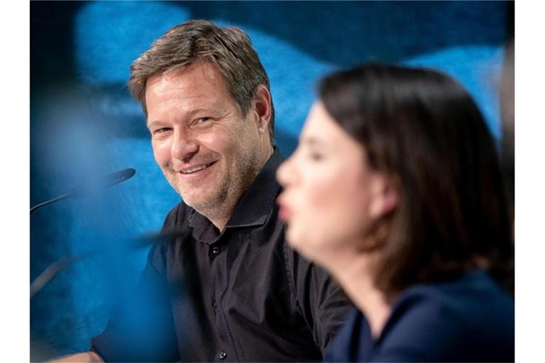 Robert Habeck (L) und Annalena Baerbock bei der Präsentation des ersten Entwurfs zum neuen Grundsatzprogramm von Bündnis 90/Die Grünen. Foto: Kay Nietfeld/dpa