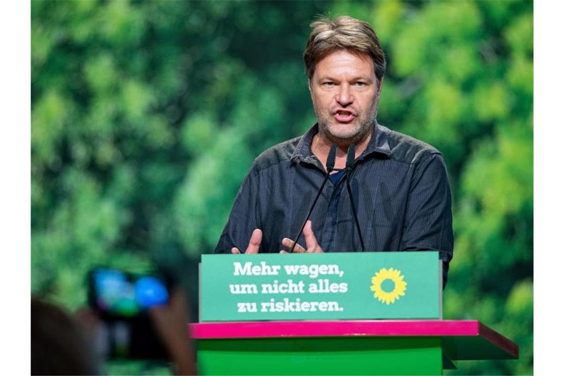 Robert Habeck spricht beim Bundesparteitag der Grünen in Bielefeld. Foto: Guido Kirchner/dpa