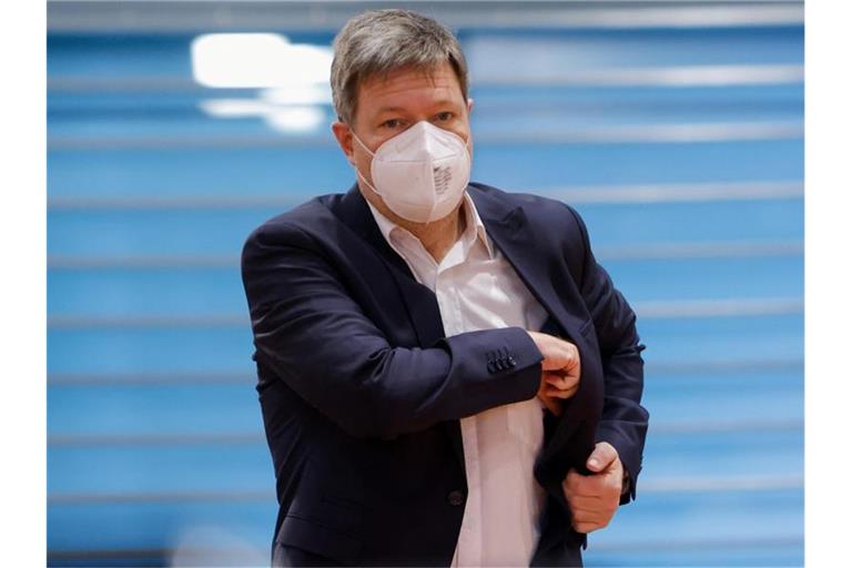 Robert Habeck spricht bezüglich des Russland-Ukraine-Konflikts von einer von Russland herbeigeführten, klar aggressiven Lage, die auf einen Angriffskrieg hindeute. Foto: Michele Tantussi/Reuters/Pool/dpa