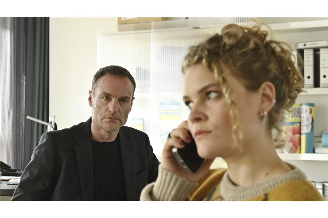 Robert Karow (Mark Waschke, li) befragt die Mitarbeiterin des Fahrradlieferdienstes Inke Traut (Leonie Krieg, re) zu dem toten Rider, der für sie gearbeitet hat.