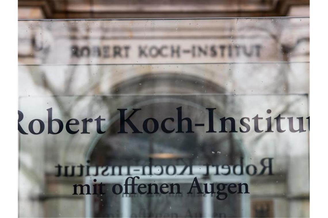 „Robert Koch-Institut“ steht auf einem Schild vor dem Eingang des Instituts in Berlin. Foto: Paul Zinken/dpa