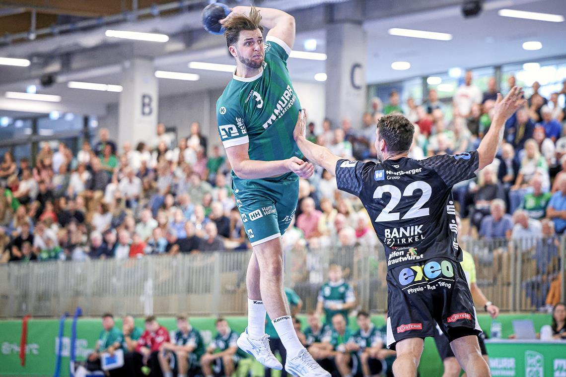 Robert Krass überzeugt bei seinem HCOB-Debüt und erzielt beim 39:27-Erfolg über Erlangen-Bruck sechs Tore. Foto: Alexander Becher